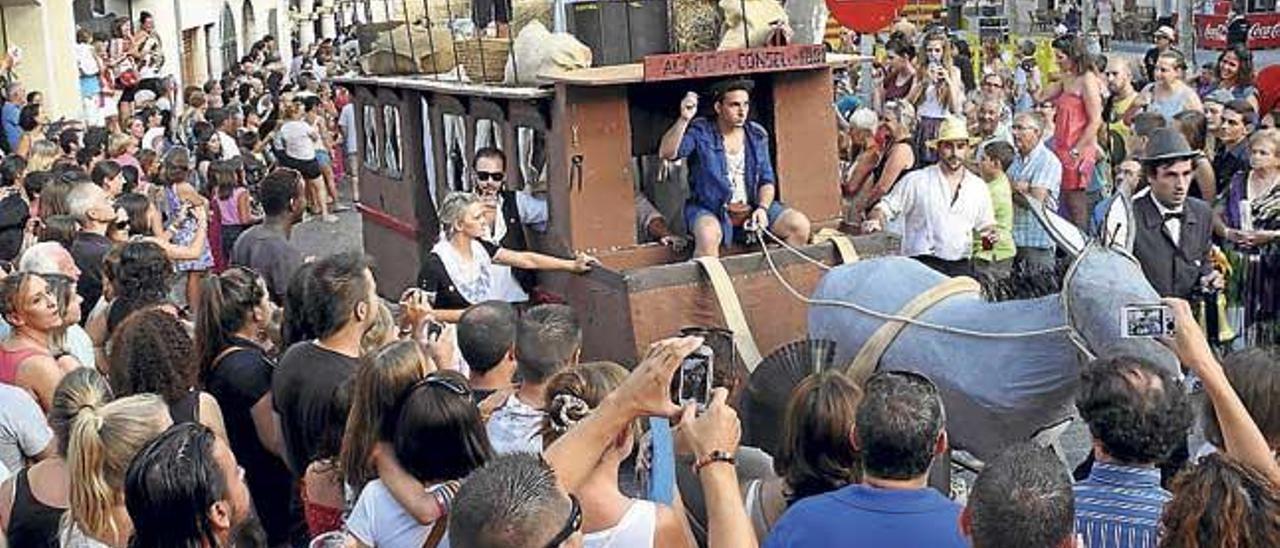 Las calles se llenan para ver las originales carrozas.