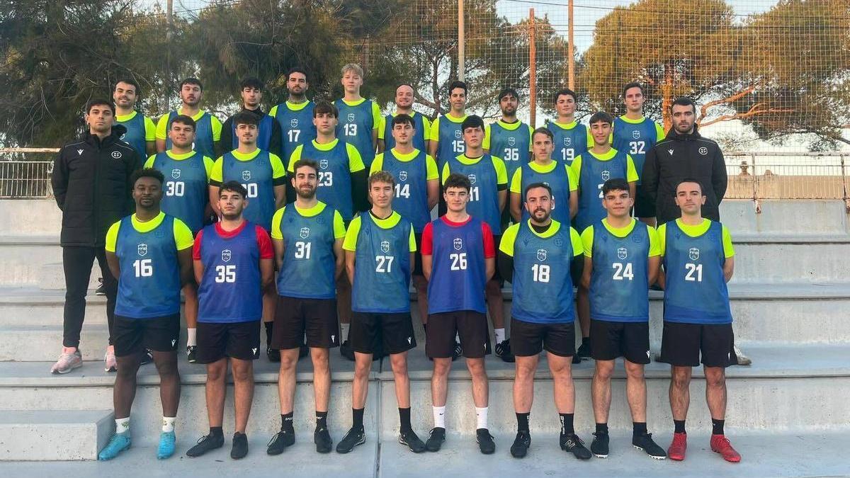 Los árbitros de Primera y Segunda Regional posan en Sant Ferran.