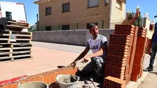 Cristian, el vecino de Azuara que temió por la vida de su tío tetrapléjico: "Vine de Zaragoza pensando que iba a sacar dos cadáveres"