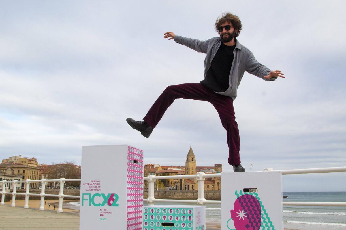 Pablo Casanueva, en el photocall del FICX junto a la playa de San Lorenzo. 62 FICX. FESTIVAL INTERNACIONAL DE CINE DE GIJON. PHOTOCALL DEL FICX