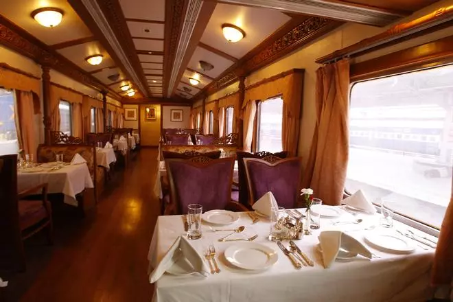 La India a todo tren: del Taj Mahal a los safaris de tigres desde un palacio sobre raíles