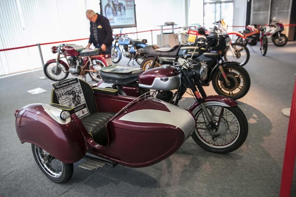 Salón del automóvil en el pabellón de exposiciones en Avilés