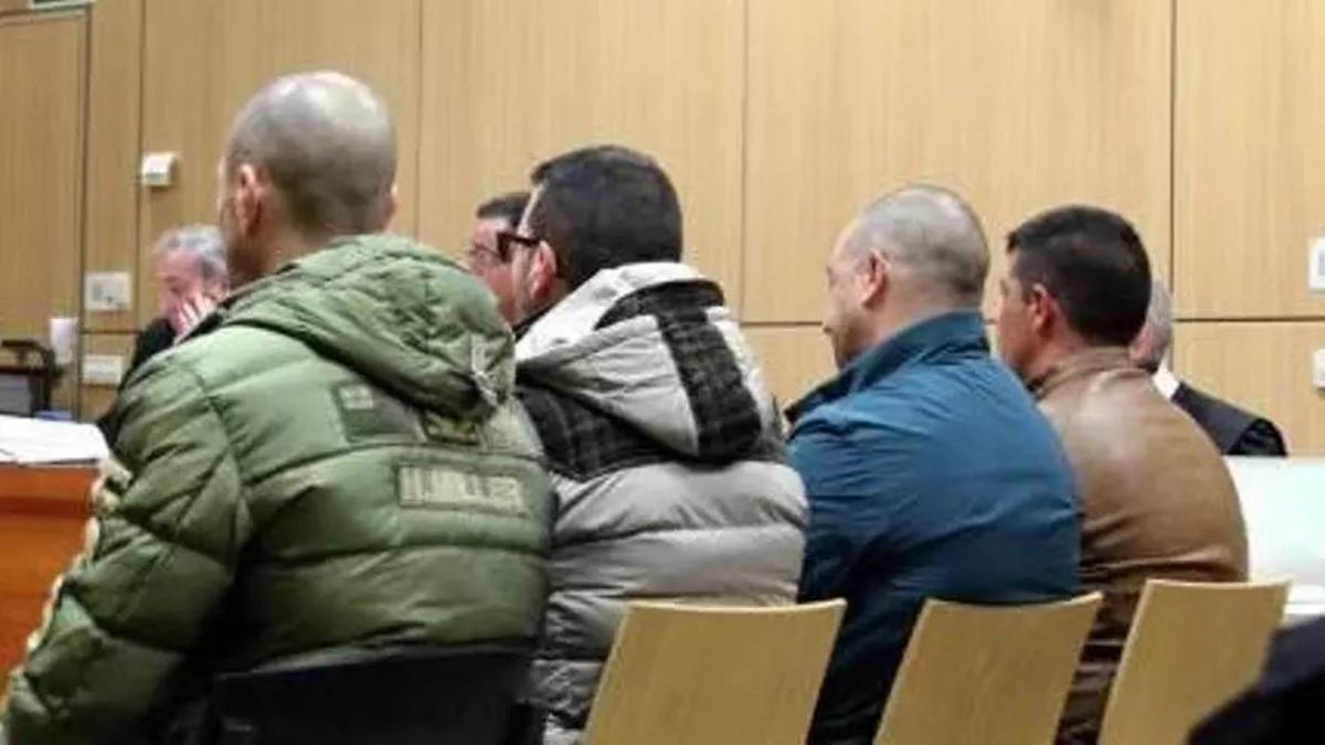 Cuatro de los acusados por el crimen de Octavio O. M., en la primera sesión del juicio. / IGNACIO CABANES