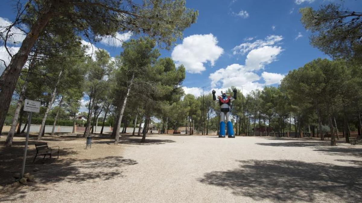 Estatua de Mazinger Z en una plaza de la urbanización Mas del Plata, en Cabra del Camp (Tarragona).