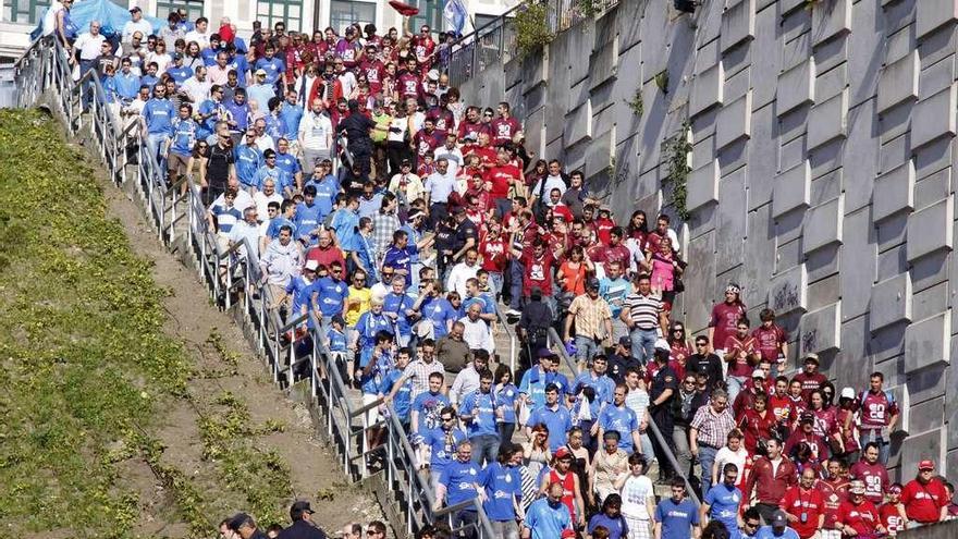 Aficionados del Oviedo y del Pontevedra, en las escaleras de acceso al Tartiere, en una imagen de 2010.