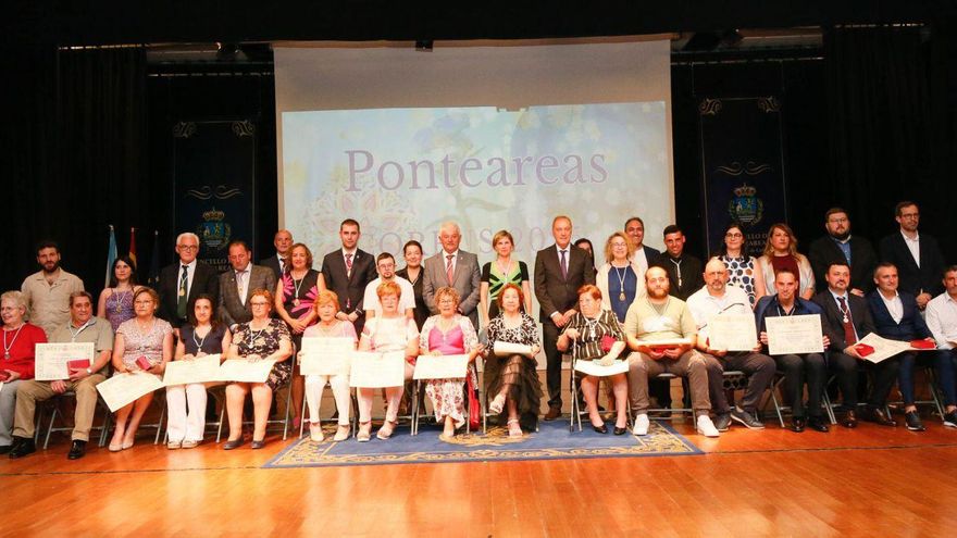 Alfombristas homenajeadas ayer en el acto de entrega de medallas con el que Ponteareas despide el Corpus 2025. | Anxo Gutiérrez