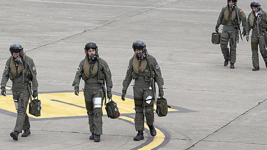 Un grupo de pilotos españoles después de un vuelo.