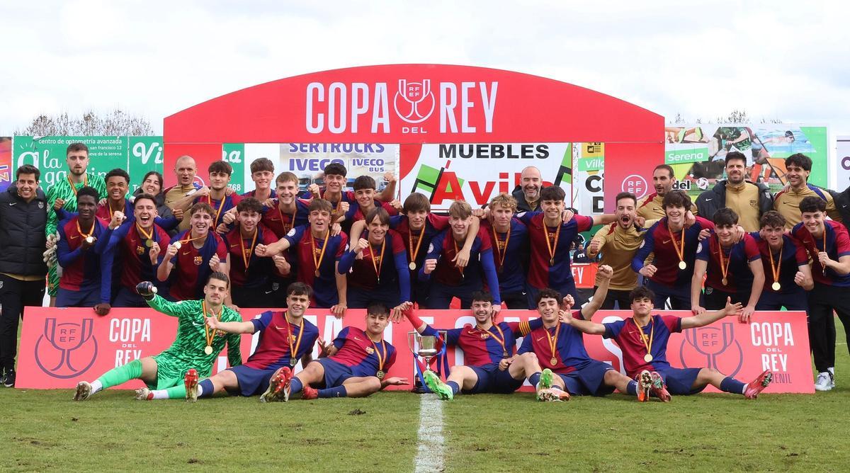 Brian Fariñas, en la fina de abajo el tercero por la izquierda junto al trofeo de la Copa del Rey, en la foto de celebración del FC Barcelona.