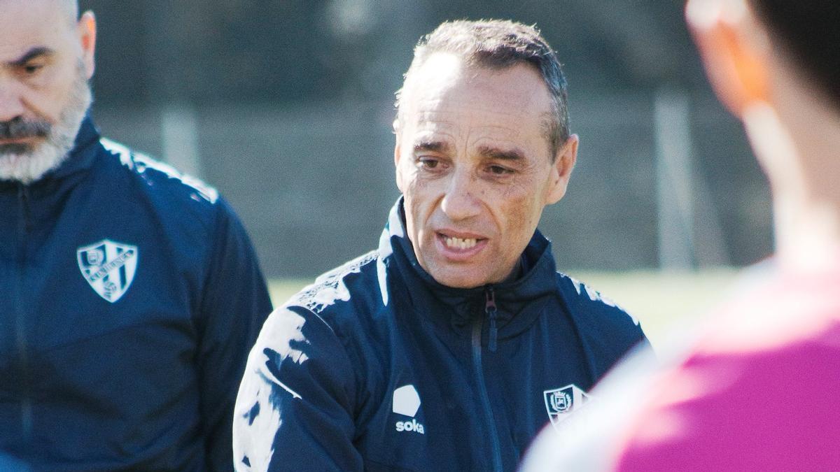 José Luis Oltra da instrucciones durante un entrenamiento con la SD Huesca.