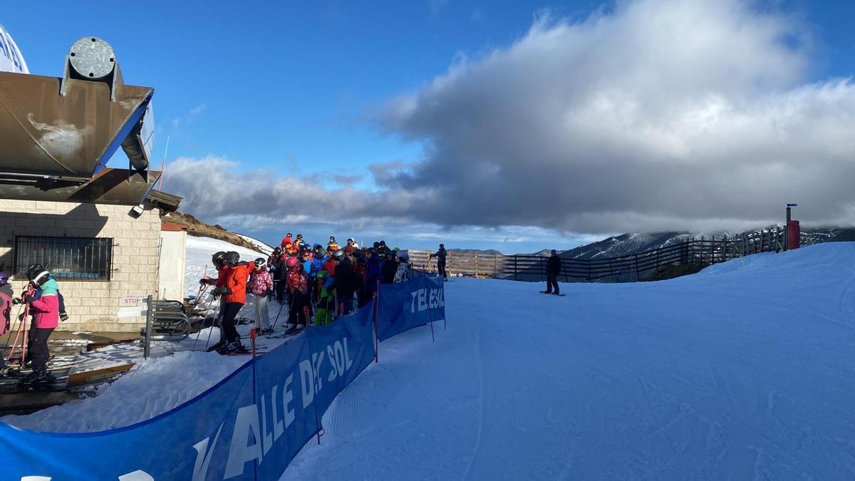 Esquiqdores en Pajares, este martes.