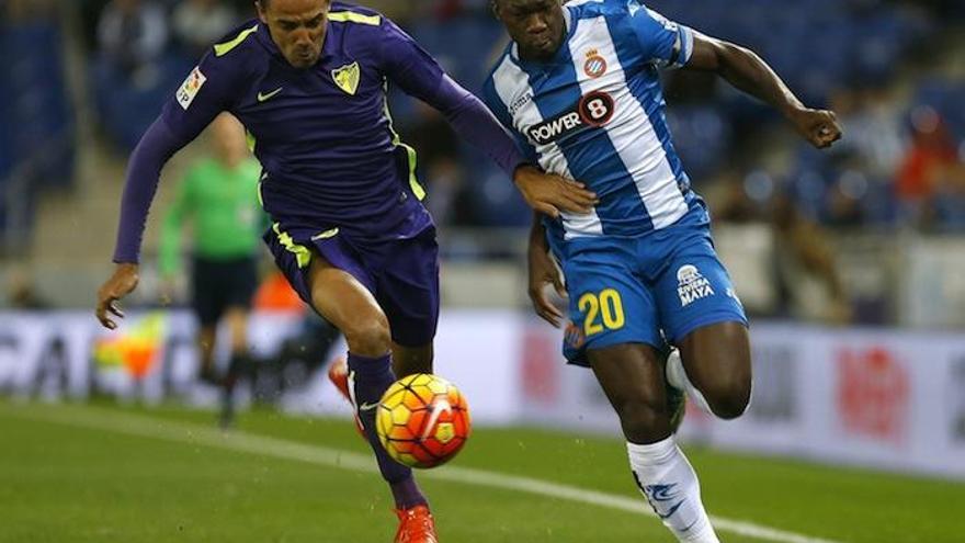 Weligton pelea con Caicedo por un balón en el partido que dejó al Málaga colista.