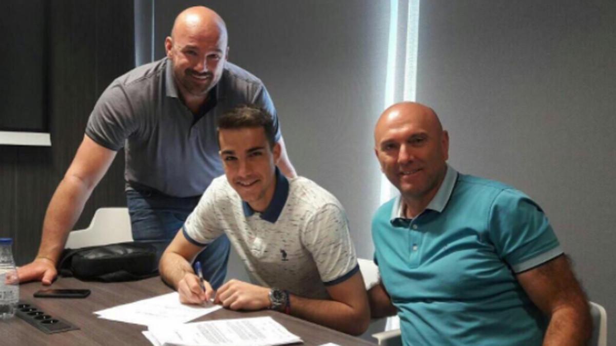 Carevic firmando su contrato con el FC Barcelona