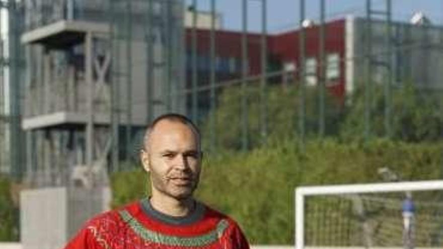 Iniesta, con un jersey de la campaña.