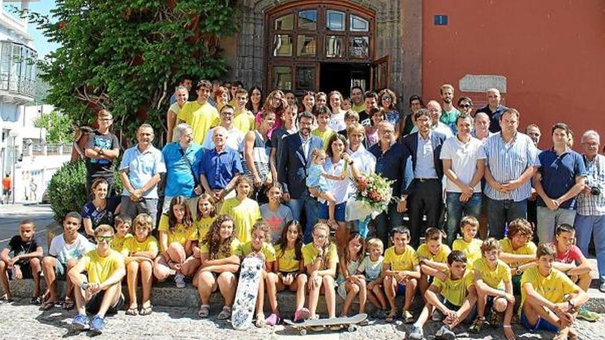 Maialen Chourraut i el seu espòs i entrenador, Xabier Etxaniz, ahir després de l&#039;acte d&#039;homenatge