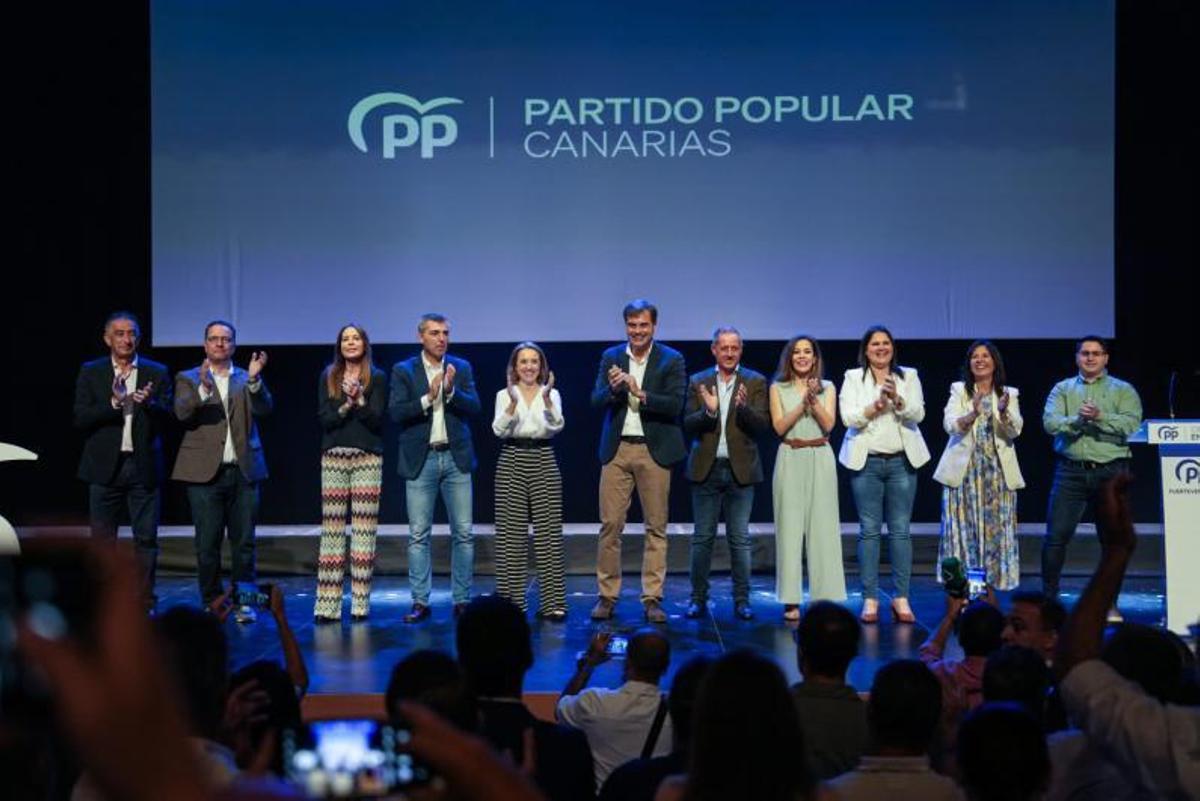 Foto de familia de los candidatos del Partido Popular a las instituciones majoreras. En el centro, Cuca Gamarra y Manuel Domínguez, ayer | | LP/DLP
