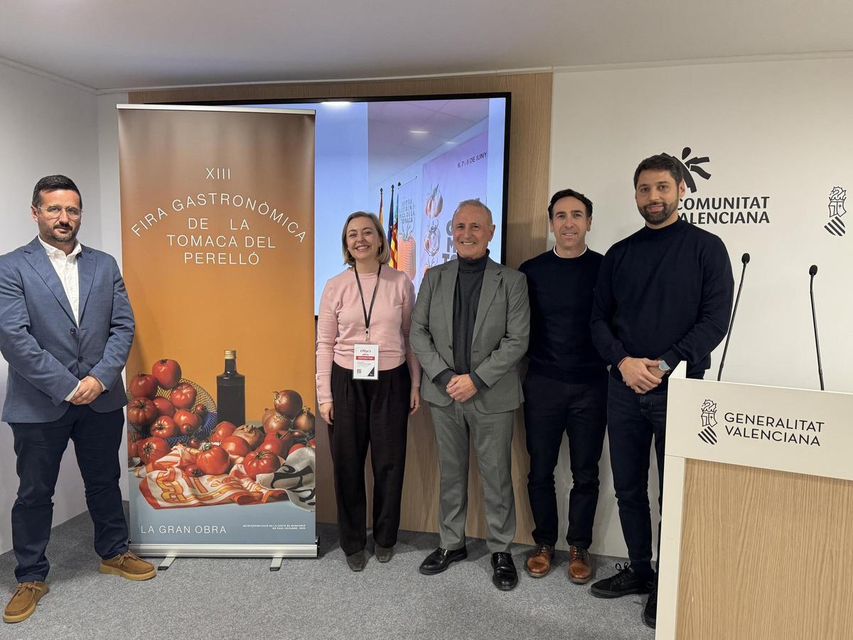 Los representantes del ayuntamiento, de la cooperativa y la diputada Natàlia Enguix, en la presentación de la feria.