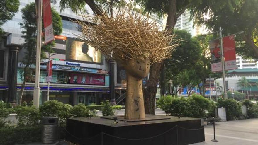 Una de las esculturas monumentales de Valdés, en Singapur.