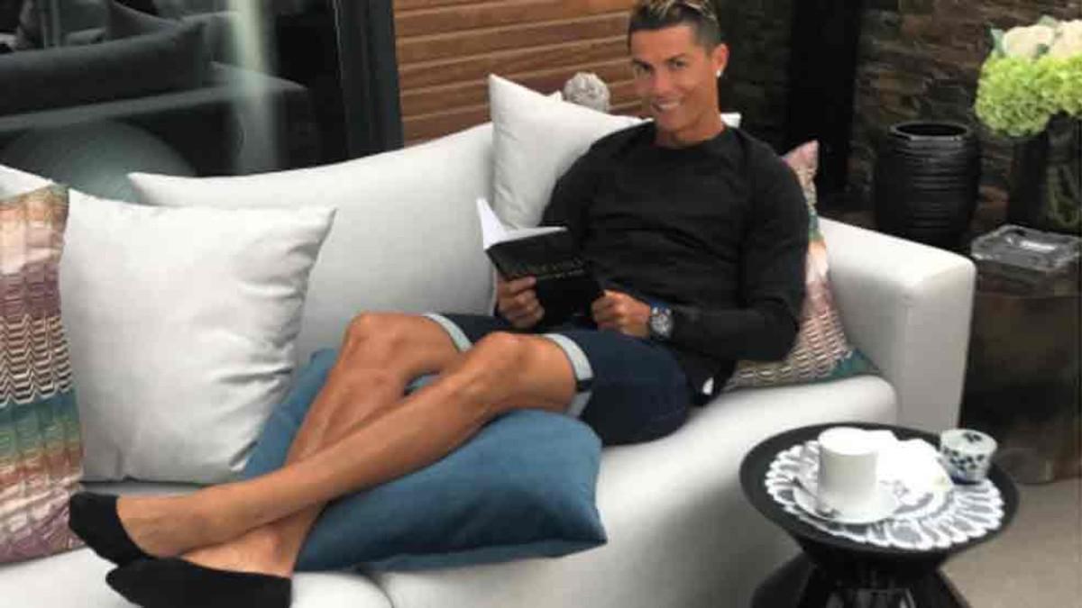 Cristiano Ronaldo leyendo un libro en su casa