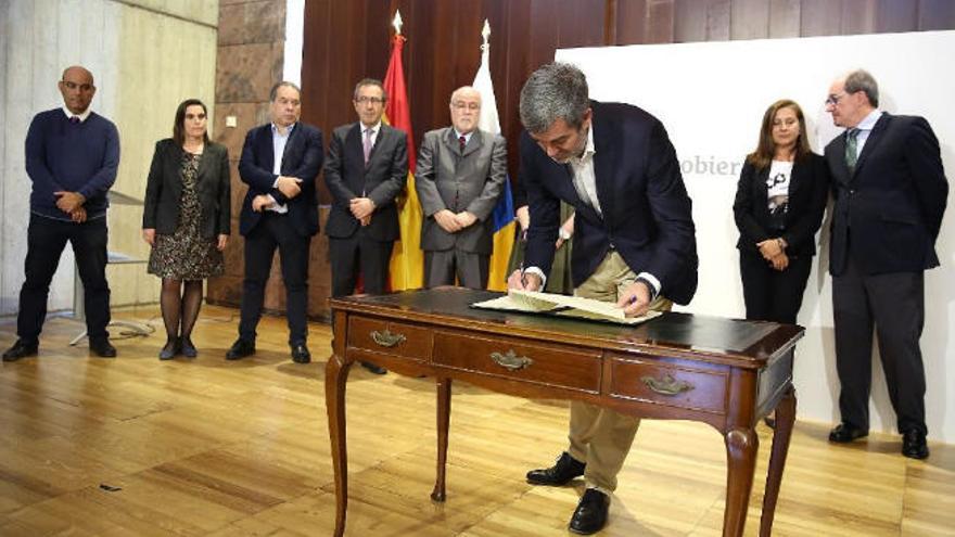 Clavijo firma  el acuerdo para un mejor tratamiento de la información sobre la igualdad ante directores de los medios firmantes.