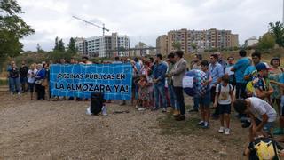 Los vecinos de La Almozara salen a la calle para reclamar la "prometida" piscina pública