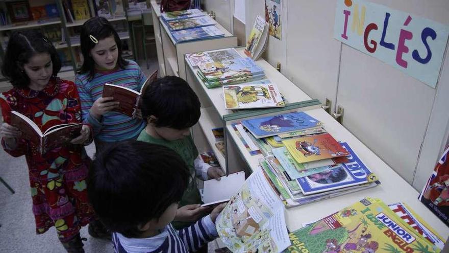 Un grupo de alumnos zamoranos leen libros en inglés en su centro escolar.