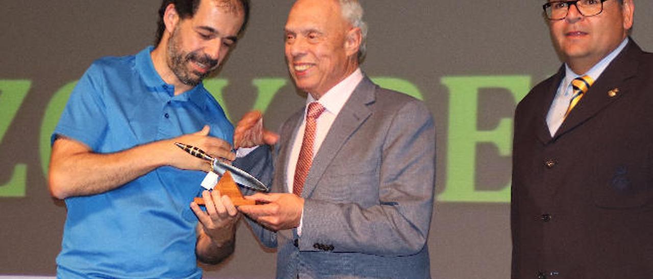 Vicente Díaz recibe de Antonio Suárez, presidente de la Filflp, en presencia de Pedro Juan Díaz, un recuerdo.