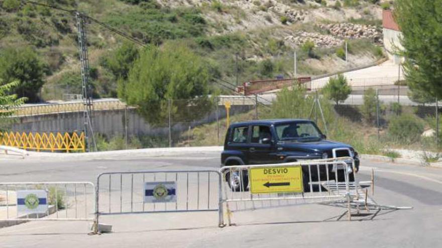 Un vehículo pasa al mediodía de ayer por la zona del puente clausurado por un hundimiento.