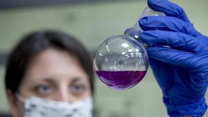 Barcelona. 11.06.2021. Sociedad.  Personal del laboratorio del  Instituto Químico de Sarrià IQS trabajando en una fase todavía preclínica para  el desarrollo de una vacuna contra la Covid19. En la foto, reacción química para la síntesis del polímero que formará la vacuna. Fotografía de Jordi Cotrina