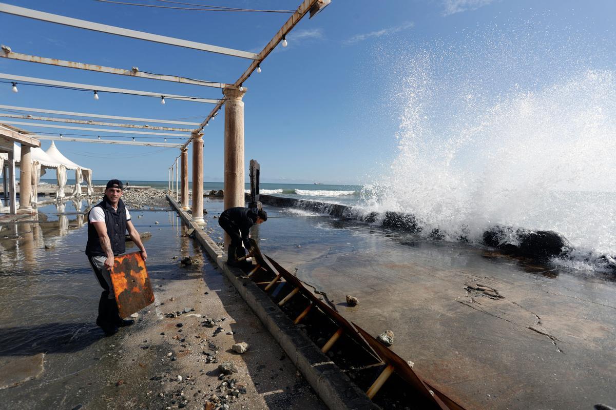 Los efectos del temporal marítimo en los Baños del Carmen.