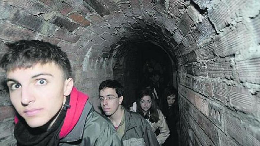 Alumnos del Instituto Aramo, visitando las trincheras de La Mata, en Oviedo, en una imagen de archivo.