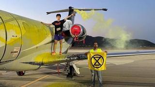 Activistas de Futuro Vegetal y XR rocían con pintura y se pegan a un avión privado en el aeropuerto de Ibiza