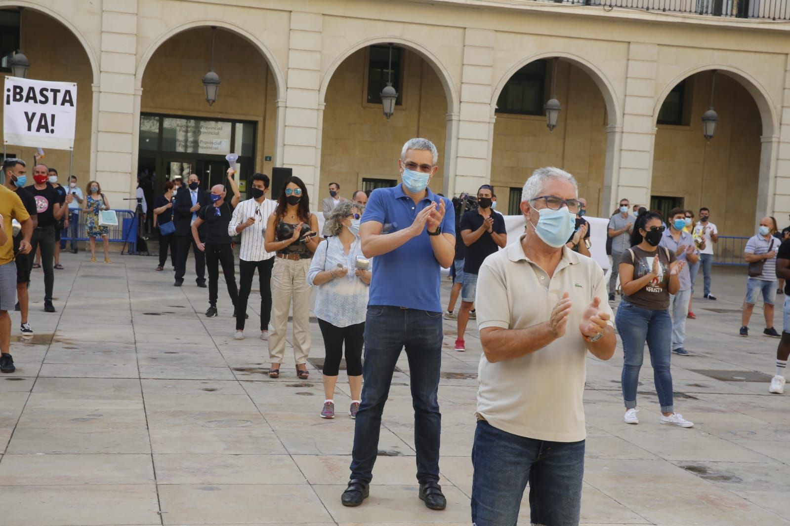 El sector de la Hostelería protesta frente al Ayuntamiento de Alicante