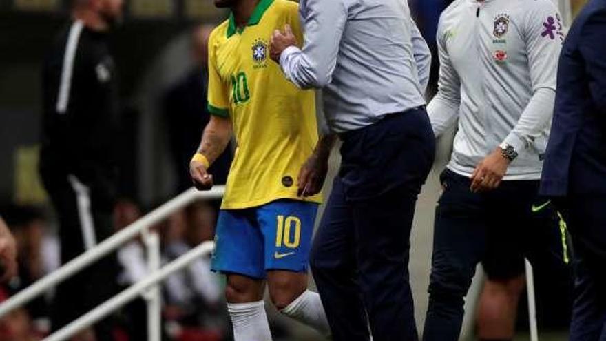 Neymar se retira lesionado en el partido contra Catar. // Efe