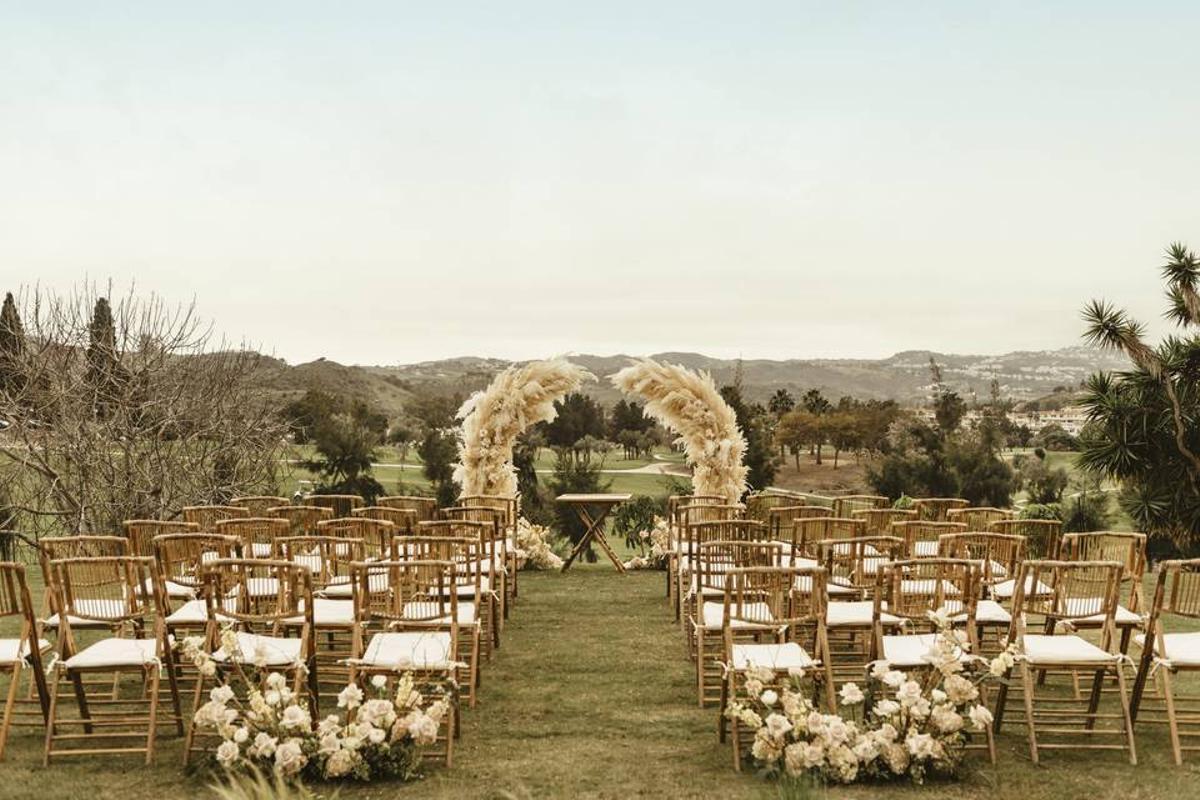 Un altar personalizado y campestre, en La Zambra Resort The Unbound Colletion by Hyatt, en Marbella.