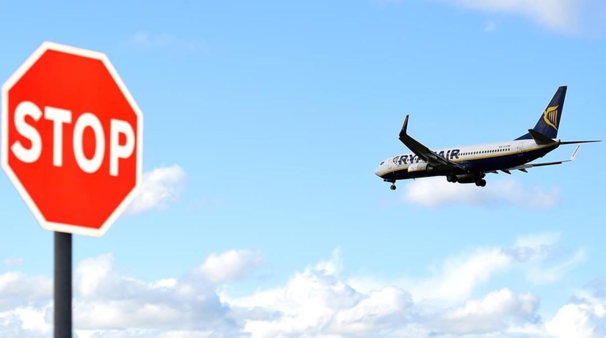 zentauroepp40218154 a ryanair aeroplane prepares to land at dublin airport in du180705122632
