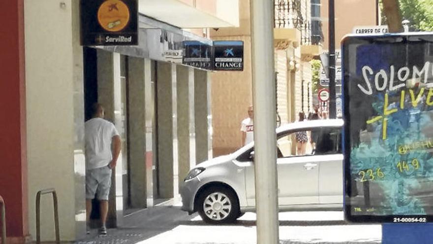 Solo le faltó entrar con el coche en el banco