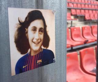 Ultras del Espanyol cuelgan fotos de Ana Frank vestida del Barça