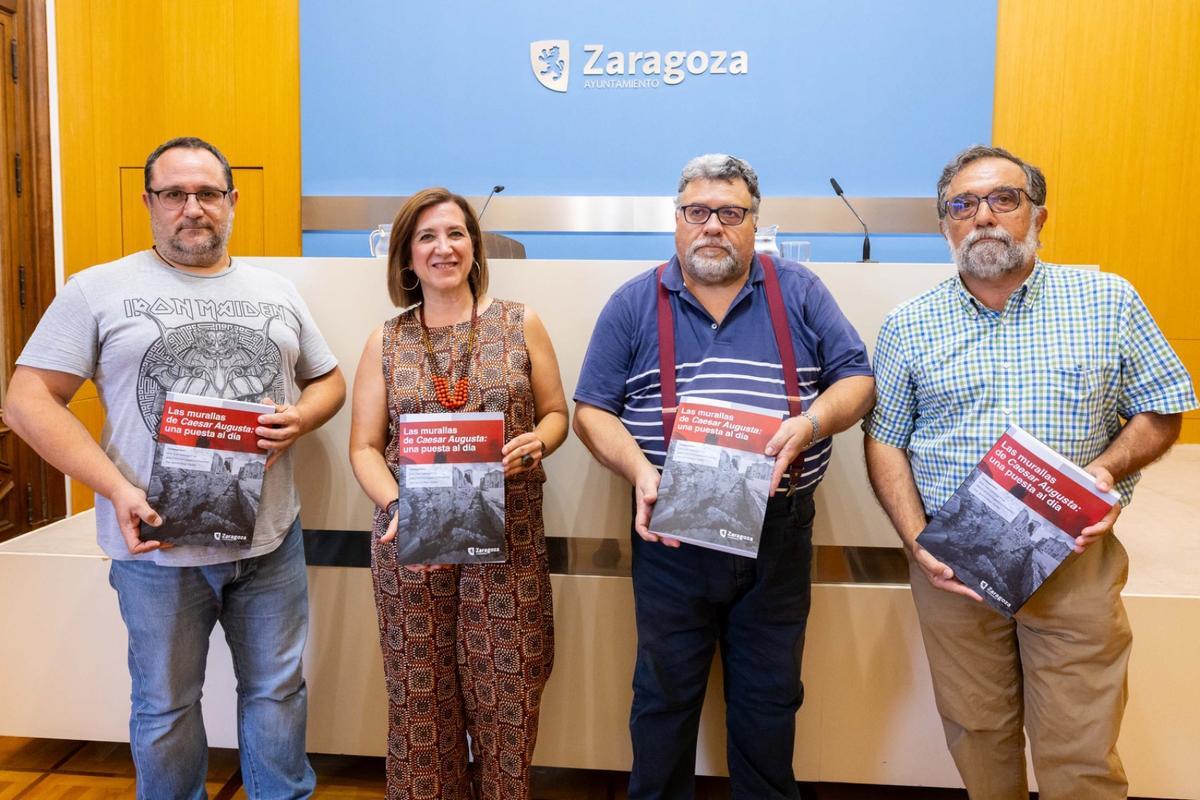 La concejal de Cultura del Ayuntamiento de Zaragoza, Sara Fernández, en la presentación de la publicación sobre las murallas romanas