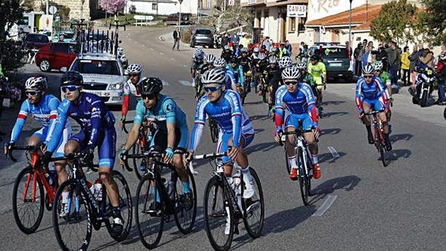 Varios ciclistas en la última edición del Trofeo San José de ciclismo.