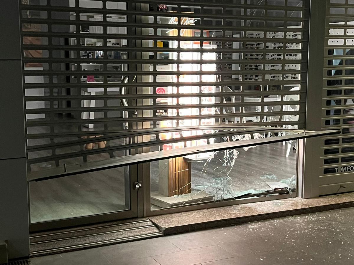 Los ladrones arrancaron la persiana de seguridad y rompieron un cristal para entrar en la óptica.