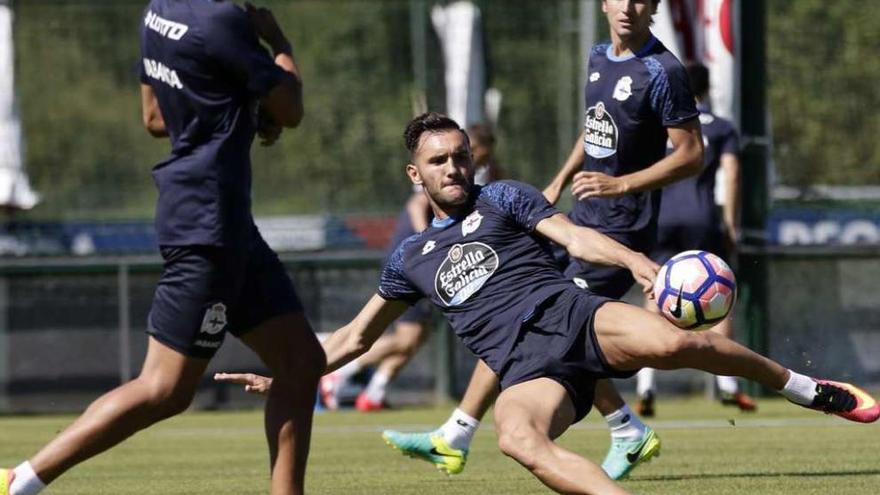 Lucas Pérez golpea el balón durante el entrenamiento de ayer en Abegondo.