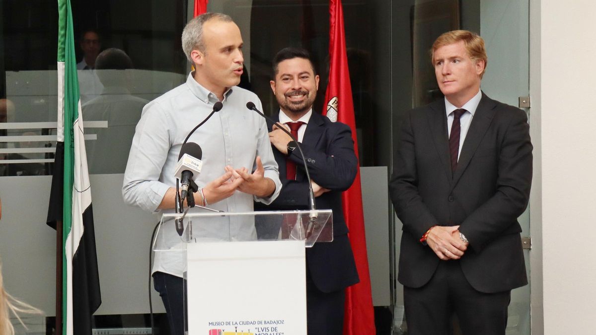 El alcalde de Arroyo de la Luz, Carlos Caro, el alcalde de Badajoz, Ignacio Gragera y el concejal de Cultura, José Antonio Casablanca, durante la inauguración de la exposición La Luz del Divino, el pasado viernes en Badajoz.