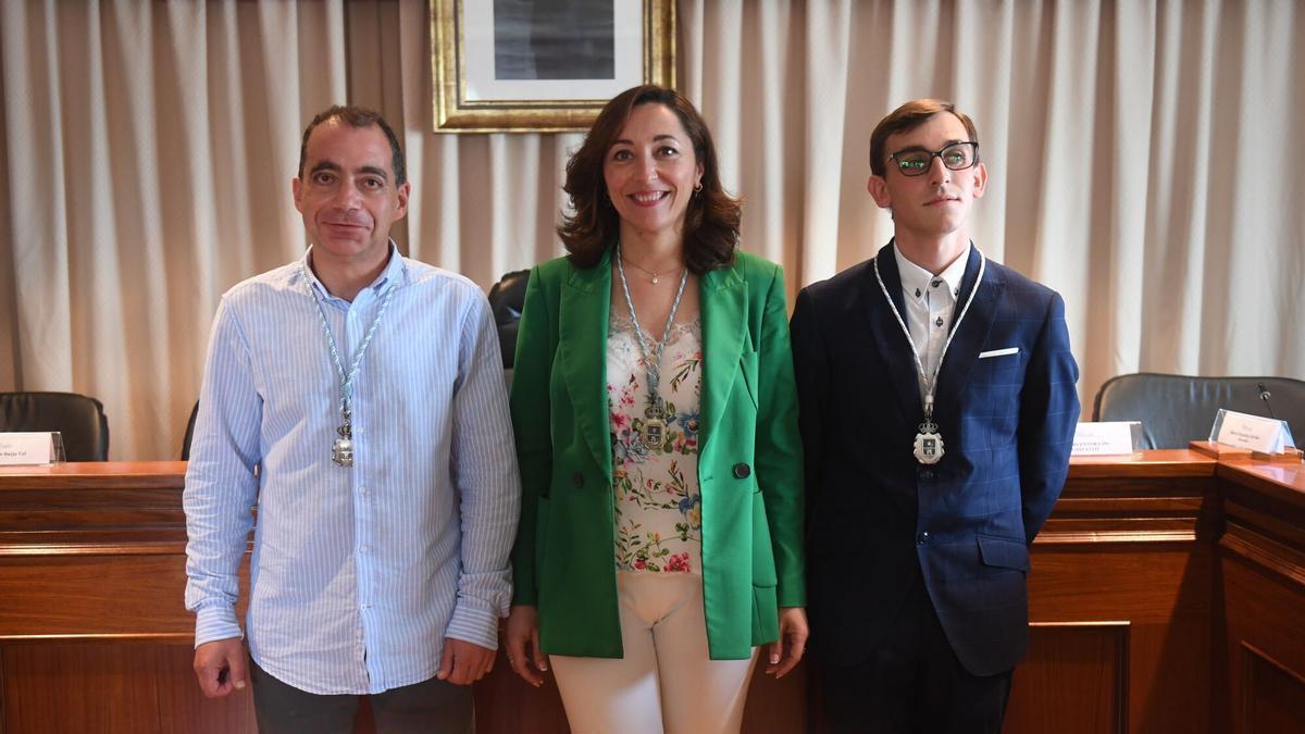La concejala Pilar Barja con sus compañeros de Alternativa en el pleno de investidura.