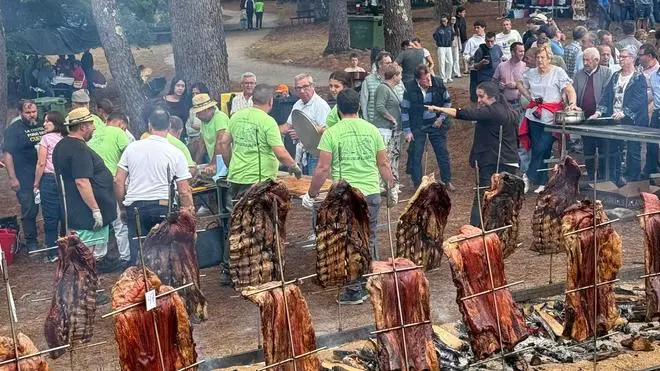 Más de 1.200 comensales desafían la lluvia y consolidan Laeros como el festival de arte rupestre de Galicia