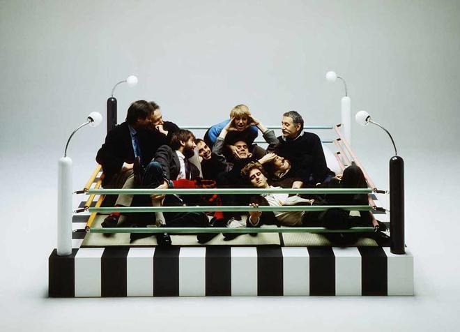 Los diseñadores del Grupo Memphis, sobre l cama llamada Ring Tawayara, liderado por Ettore Sottsass