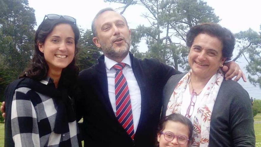 Luis Carreras, con sus hijas Laura y Mar y con su mujer, Amaia Ugarte, ayer, en Villaviciosa.