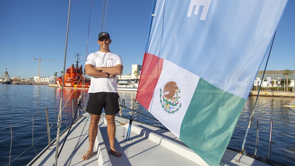 Jorge González a bordo del Viva México con el participó en la regata «In Port».