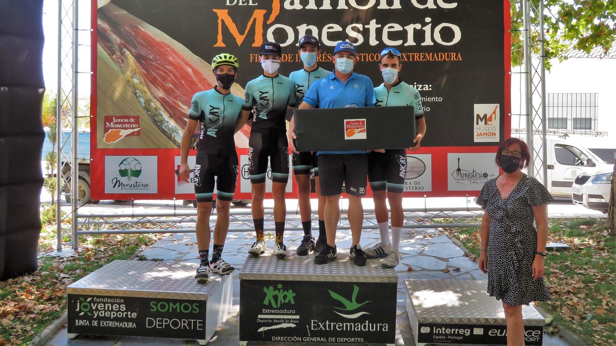 El Equipo local Ankay Byke recibe premio como uno de los más numerosos El Equipo local Ankay Byke recibe premio como uno de los más numerosos