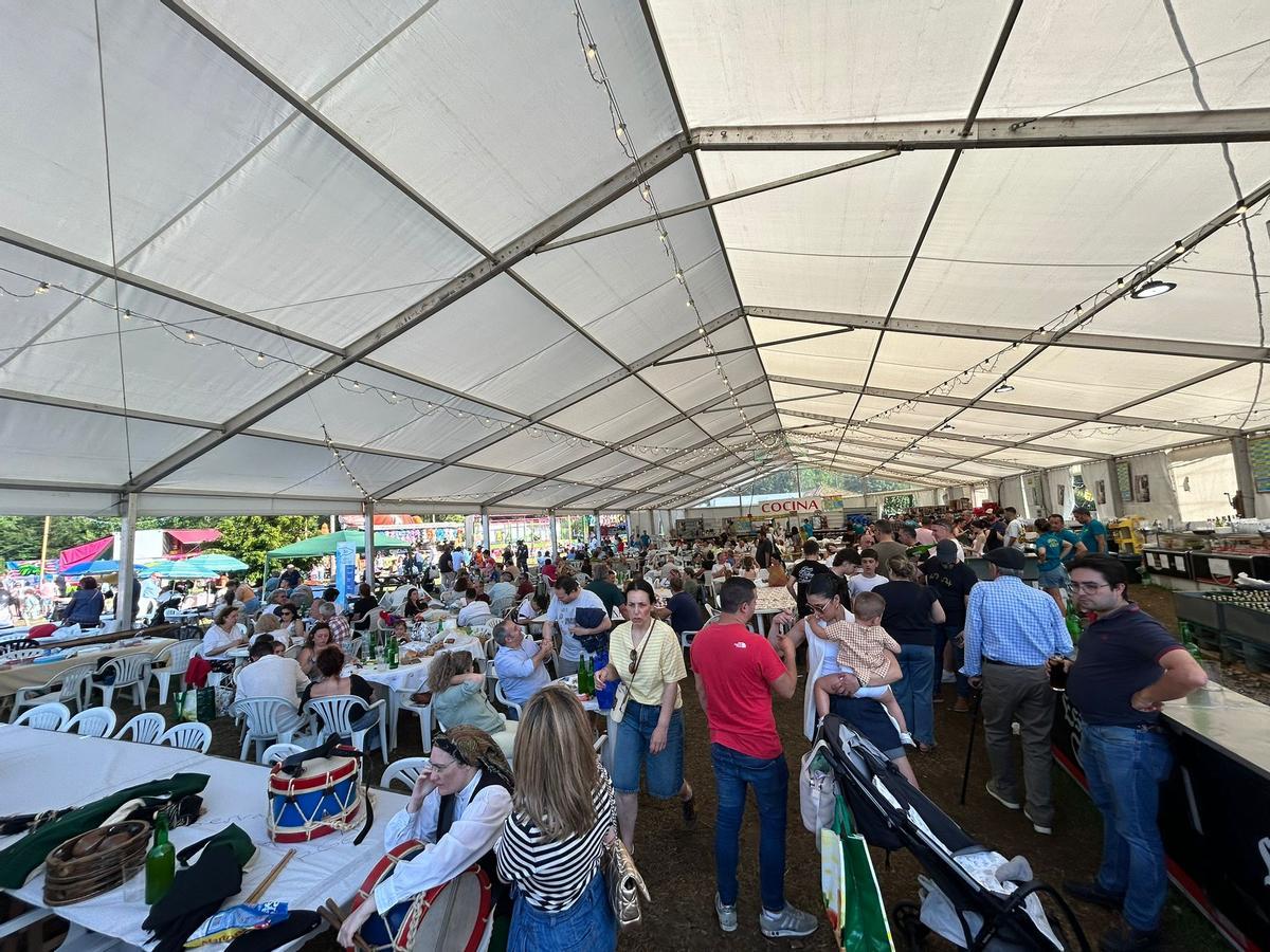 EN IMÁGENES: Homenaje vecinal a Joaquín Alperi y merienda de las fiestas de la Virgen de la Cabeza