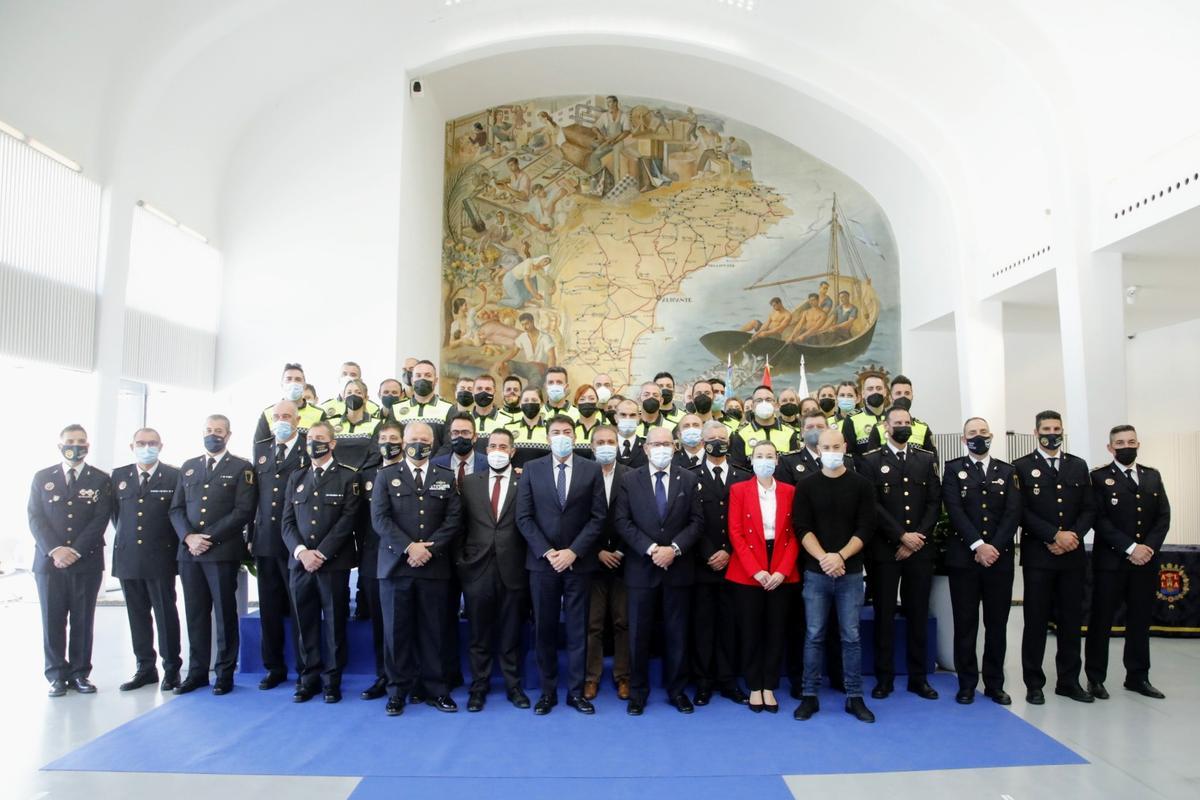 Foto de familia con los nuevo agentes y representantes de la Corporación municipal